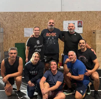 Elodie Jouandet-Pujol posant avec un groupe de crossfiteurs après une séance.