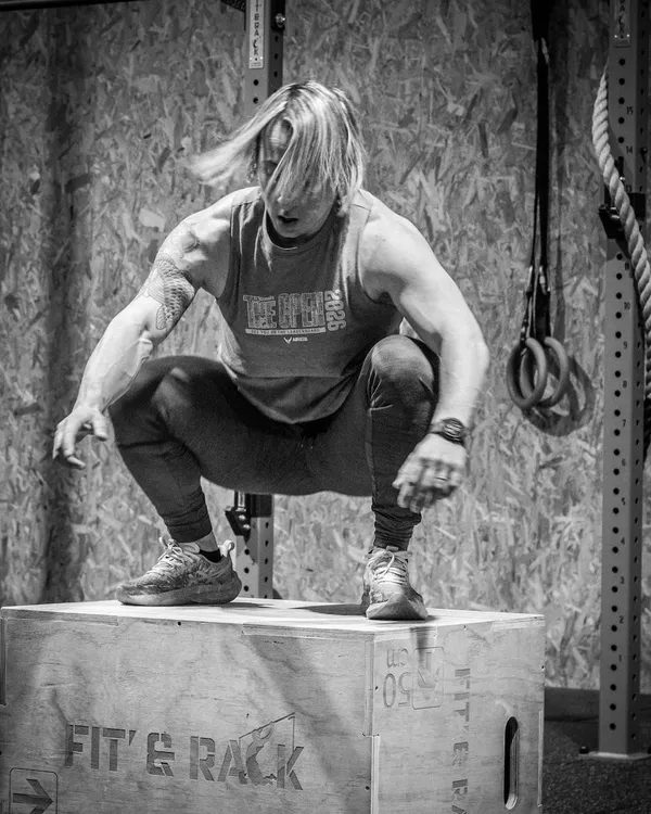 Élodie Jouandet-Pujol lors d'une compétition de CrossFit, effectuant un box jump