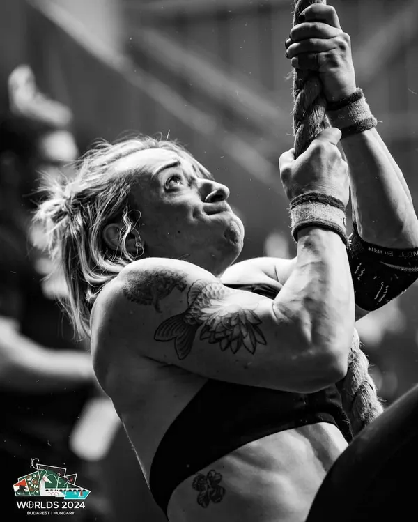 Elodie Jouandet lors d'une compétiton de CrossFit, montant à la corde en gros plan