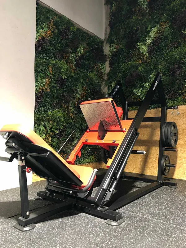 Gros plan sur une machine de musculation Laroq dans l'espace muscu de Hornets Factory Mazamet.