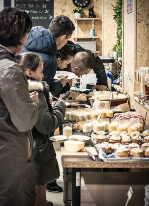 Affiche du Brunch Factory à Hornets Factory Mazamet, avec les mots Brunch, Brunch, Brunch en caractères gras, sur fond orangé